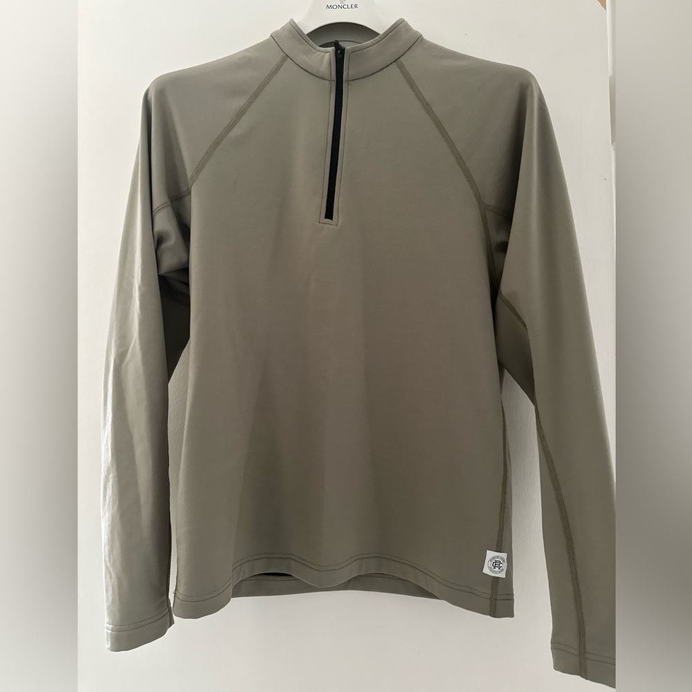 Long sleeve sweatshirt. Olive color. Size S.